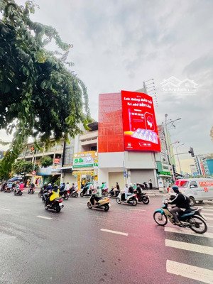 siêu phẩm góc 2mt 112 đinh tiên hoàng , 4 x 17m 5 tầng nhà mới 100% giá chỉ 75triệu / tháng