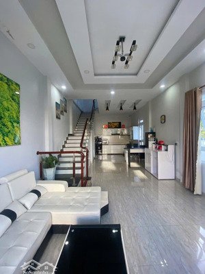 bán nhanh căn nhà nhỏ xinh đường phổ quang, gần chùa phổ quang , giá 1tỷ650