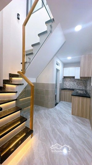 bán nhà mới 2 phòng ngủ hẻm 209 bến vân đồn quận 4