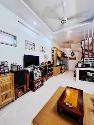 nhà 5 tầng đại mỗ đẹp, dân xây kiên cố, phòng nào cũng có mặt thoáng. cư dân công viên chức.