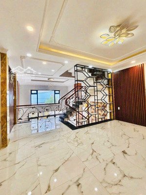 nhà 5 tầng lô gốc mới xây cách ql13 & ql1a chỉ 3km sổ riêng giá tốt nhất khu vực