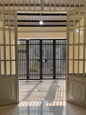 3.35 tỷ - kẹt tiền bán nhanh căn nhà 52m2 thổ cư,sổ riêng, đường xe hơi thông thoáng p.long trường