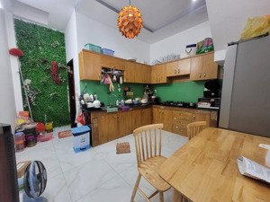 4.8 tỷ - kẹt tiền bán nhanh nhà sạch sẽ 1 trệt 2 lầu 4 phòng ngủ 3wc đường xe hơi trường lưu