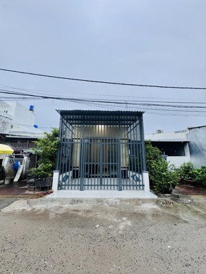 nhà mặt tiền khu thu nhập thấp giá bằng nhà hẻm