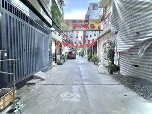 giáp quận 1 - hẻm ô tô - nhà đang cho thuê chỉ - 6.5 tỷ