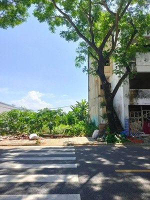 chính chủ gửi bán lô shophouse fpt, trục đường chính vào cụm đại học, thoáng đẹp không cống trụ