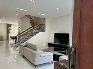 cho thuê giá 50tr/1 tháng, biệt thự vinhomes riverside. sđt liên hệ 