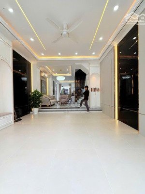 bán gấp nhà phố tân cổ - liền kề q7 sát phú mỹ hưng- full nội thất- thang máy xịn xò 5m x 18m