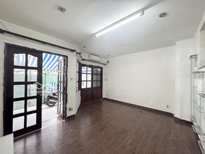 chính chủ cho thuê phòng trọ riêng biệt có khu để xe riêng biệt trong sân thoáng nội thất cơ bản