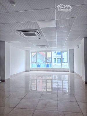 toà nhà mặt phố trương công giai - thang máy - hầm để xe - vỉa hè rộng.