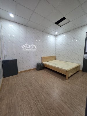 cho thuê nhà nguyên căn tầng trên, lối đi riêng. có sân đậu xe hơi. uyên 