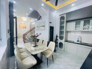 bán nhà phố 90m2 đối diện chợ bình chánh, sổ riêng,kdc hiện hữu, ngay mt đường lớn tiện kinh doanh