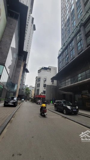 siêu hiếm ; mặt ngõ cầu giấy-6 tầng full nội thất-2 thoáng -ô tô đỗ cổng -ngõ rộng nhỉnh 16 tỷ
