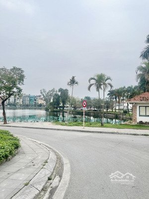 hiếm tây hồ- mặt phố - dân xây-vỉa hè - view hồ -phố tây -đầu tư-dòng tiền 20 triệu /tháng- vũ miên