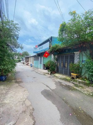 bán nhà lầu trệt đường nhựa thông sân oto rộng gần chợ đỗ tấn phong tdh dĩ an