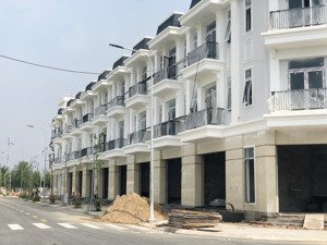 chính chủ bán nhà phố 1t2l dt 240m2 shr giá 2.850tỷ kdc thắng lợi central hill gò đen bến lức la