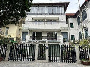 bán biệt thự đẹp kđt dịch vọng, cạnh công viên cầu giấy, 130m2 nhà đẹp ở luôn chỉ 5x tỷ