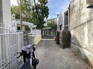 cho thuê . nhà 2 tầng trần phú ngay đoàn hữu trưng , an ninh tốt , nhà đẹp 3 pn , 2vệ sinh , bếp ,