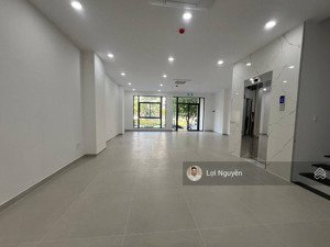 toà văn phòng (trệt + lầu) 7x20m(200m2), đối diện công viên, thang máy, hầm xe free, làm việc 24/24