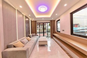 chu huy mẫn -long biên - lô góc - thang máy - gara ô tô - - ngõ thông - kinh doanh - nhiều tiện