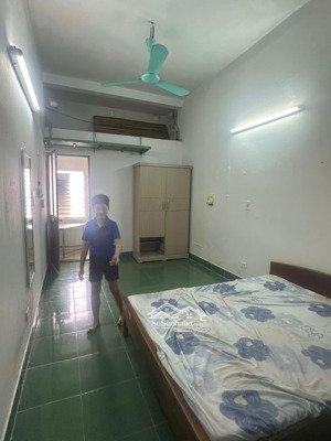 gia đình cho thuê phòng t5 - phố đê la thành - giảng võ giá 2,8tr - dt 30m2.