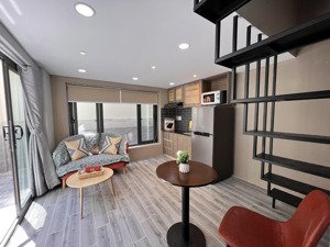 căn hộ có gác cao full nội thất - hầm xe thang máy - đường hoa mai ngay phố phan xích long