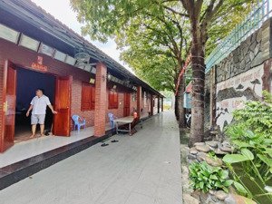 khu nhà đẹp lung linh, sân vườn rộng lớn, trại thú độc lạ, 3461m2; 24,5 tỷ