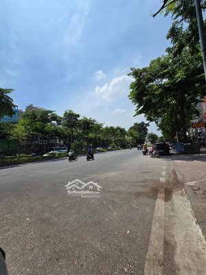 lô góc vị trí đắc địa, 3 mặt thoáng, mt khủng kinh doanh sầm uất. dt 57m2 5t mtlg 14m giá 24,7 tỷ