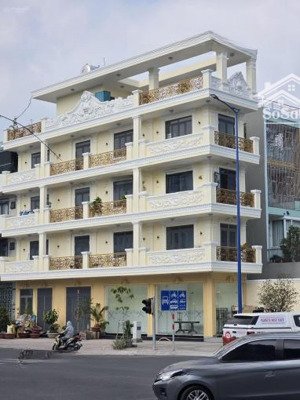 bán gấp căn góc mặt tiền lớn tên lửa 8 x 22m, 4 tầng, tt 22 tỷ