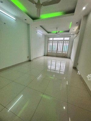 cần cho thuê nhà hẻm kd sầm uất ,nằm ngay cổng sau trường đại học hutech