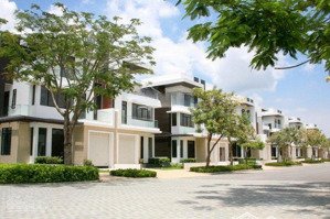 cần bán gấp biệt thự dự án lucasta khang điền full nội thất, giá 30 tỷ. lh: 