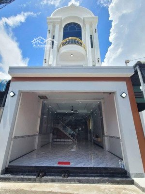 nhà mặt tiền đông hòa vừa hoàn thiện- 1 trệt 2 lầu. thiết kế hiện đại. sân xe hơi, giếng trời