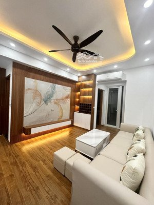 bán gấp căn hộ chung cư d5a trần thái tông 3pn 2wc dt: 130m2 giá 8 tỷ. lh: e hoà 