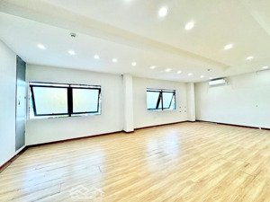 cho thuê văn phòng 50m² 2 cửa sổ lớn, thoáng mát. lh: 