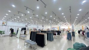 cho thuê mặt bằng 200m2 ngay ngã 5 bacu