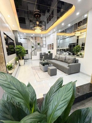 bán nhà đẹp dt: 40 x 4 tầng, đường hồ văn chương, quận đống đa