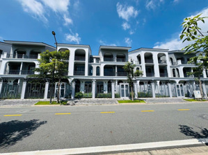 căn nhà phố 10.7 tỷ siêu đẹp 125m2 - sau nhà là công viên - cluphouse, thanh toán nhận nhà ngay