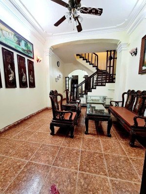 cho thuê nhà ngõ 275 quan nhân, 70m ra phố, gần trung tâm nhiều tiện ích thuận tiện,52m,4ngủ,14tr