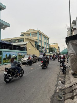 mtkd bình tây - chợ lớn 4.2x13.8m 1 trệt 1 lửng 1 lầu đối diện trường