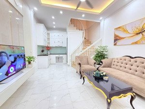 nhà đẹp 5 tầng văn chương - thoáng sáng - đủ nội thất - có sân để xe - vào ở ngay.