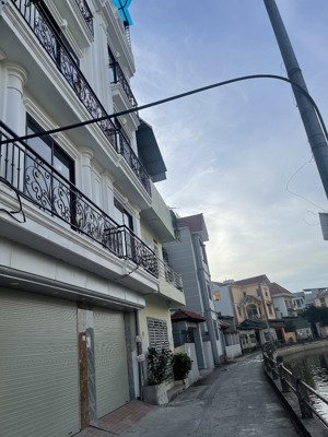 bán nhà mặt hồ lại yên - đường bờ đầm 7.7 tỷ không khí trong lành, cực thoáng