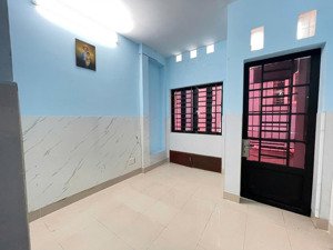 chỉ 5 tỷ tl, nhà 2 tầng, 37m2, 3.2x10m, nở hậu 5.8m, gần cc bàu cát 2, câch mt đường số 7 15m, p10