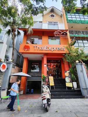 cho thuê nguyên căn phan xích long 8m x 20m hầm trệt 2 lầu trống