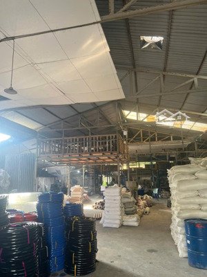 cho thuê nhà xưởng mặt tiền kênh a, điện 3 pha , diện tích : 1.200m2, bình chánh