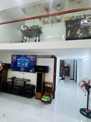 quận 3 - đường cmt8 - 4 tầng 7 phòng ngủ + 1 sân rộng - 95m2 (4.5x17.5) nở hậu 5.7m