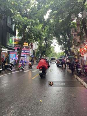 cho thuê nhà mặt phố hàng bông , diện tích 20m2x1 tầng, giá thuê 25tr( thương lượng) , mt 2,5m