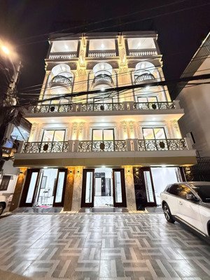 sân riêng 18m2 trước cửa dừng đỗ ô tô ngày đêm - có 1 0 2 - nhà 6 tầng thang máy - dt 40m2