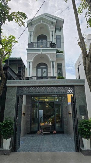 bán nhà 1 trệt 2 lầu. thiết kế tân cổ điển kdc việt nhân cầu lấp. cách mặt tiền lò lu 90m