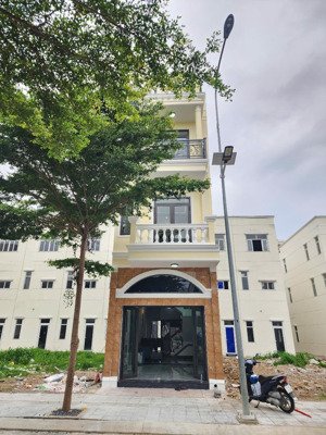 nhà tân cổ điển cách vincom 550 2,5km thuận tiện đi lại