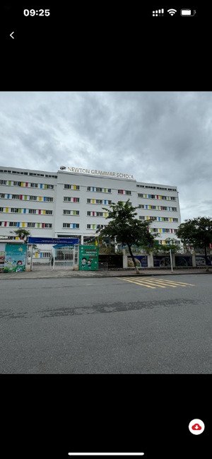 nhà pham văn đồng 50 m 2 tầng mặt 4,5 m giá 8tỷ hai bước chân ra phố ô tô đõ cách nhà 15 m